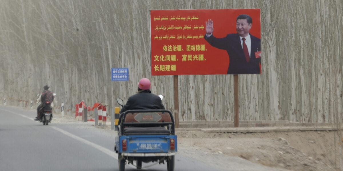 Kinas president Xi Jinping ses på en skylt med sloganen "Administrera Xinjiang enligt lag, förena och stabilisera territoriet, berika territoriet kulturellt, berika folket och föryngra territoriet och bygg territoriet för framtiden", i Yarkent County i nordvästra Kinas autonoma region Xinjiang Uyghur den 21 mars 2021.