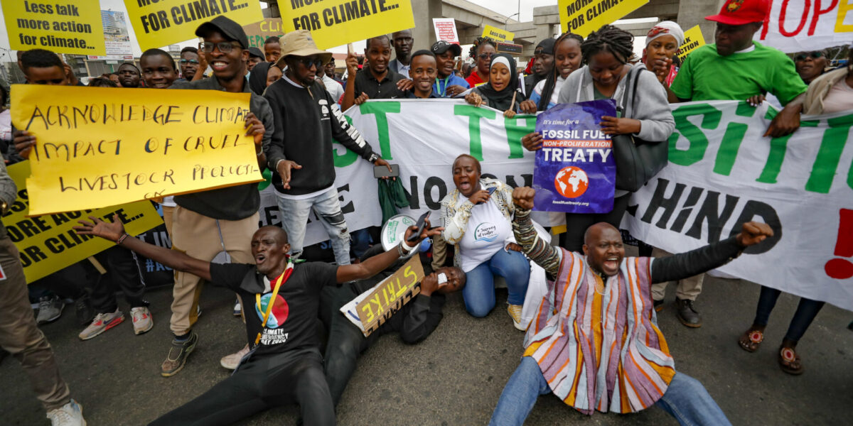 Demonstranter i Nairobi kräver handling i kampen mot klimatförändringarna.