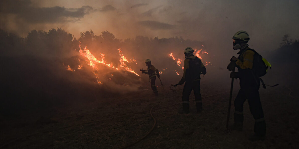 Brandmän försöker kontrollera en skogsbrand nära i Pamplona, Spanien, torsdagen den 24 augusti 2023.