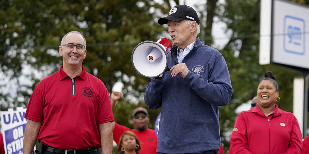 President Joe Biden och fackförbunde UAW:s ordförande Shawn Fain i Van Buren Township i Michigan.