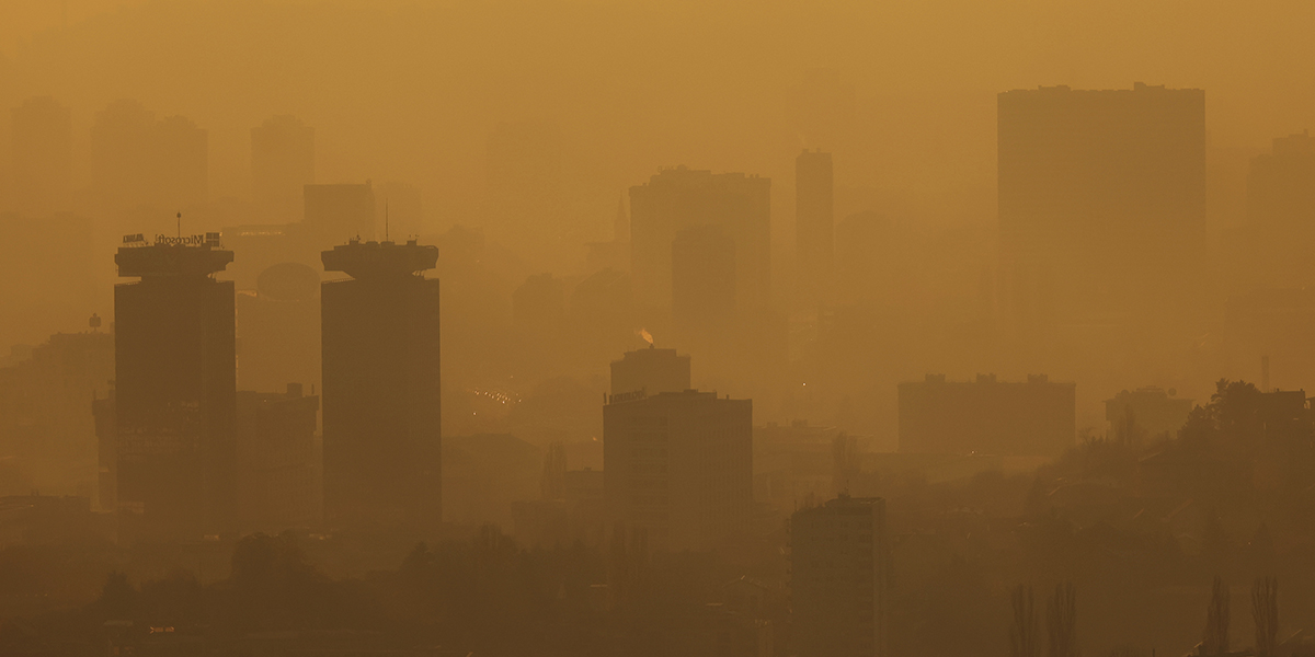 Smog täcker Sarajevo, Bosnien, november 2022.