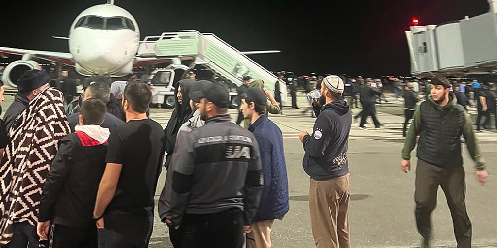 En mobb tog sin in på flygplatsen i Machatjkala i Dagestan på söndagen och även in på landningsbanan där man skanderade antisemitiska slagord i jakt på israeler och judar.