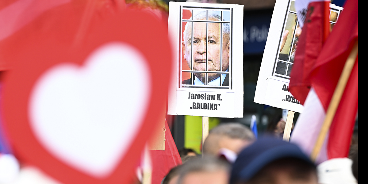 Affisch som visar ledaren för det regerande partiet Lag och rättvisa Jaroslaw Kaczynski bakom galler under en marsch för att stödja oppositionen mot regeringen i Warszawa, Polen, söndagen den 1 oktober 2023.