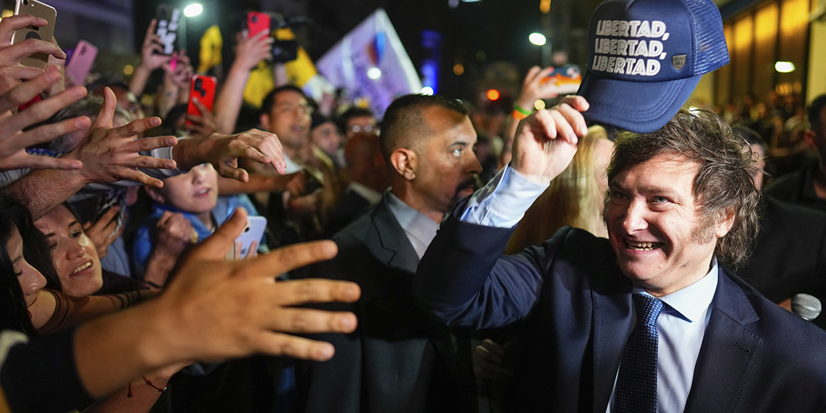Ultraliberale Javier Milei fick näst mest stöd i Argentinas presidentval och får nu möta ekonominister Sergio Massa i en andra omgång den 19 november.