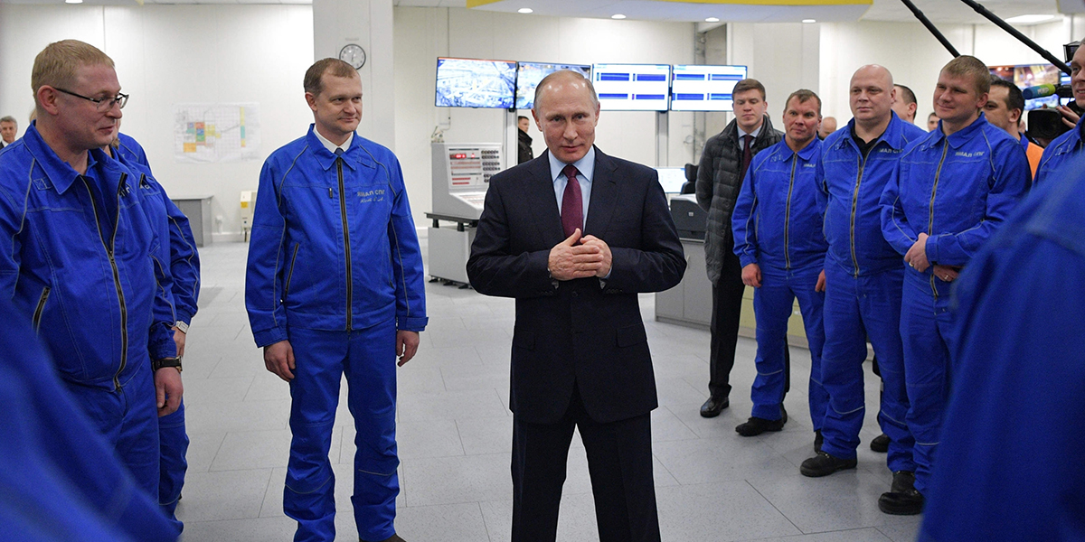 Rysslands president Vladimir Putin talar besöker anläggningen för flytande naturgas Yamal LNG i hamnen i Sabetta på Yamal-halvön bortom polcirkeln, i Sabetta, Ryssland, fredagen den 8 december 2017.