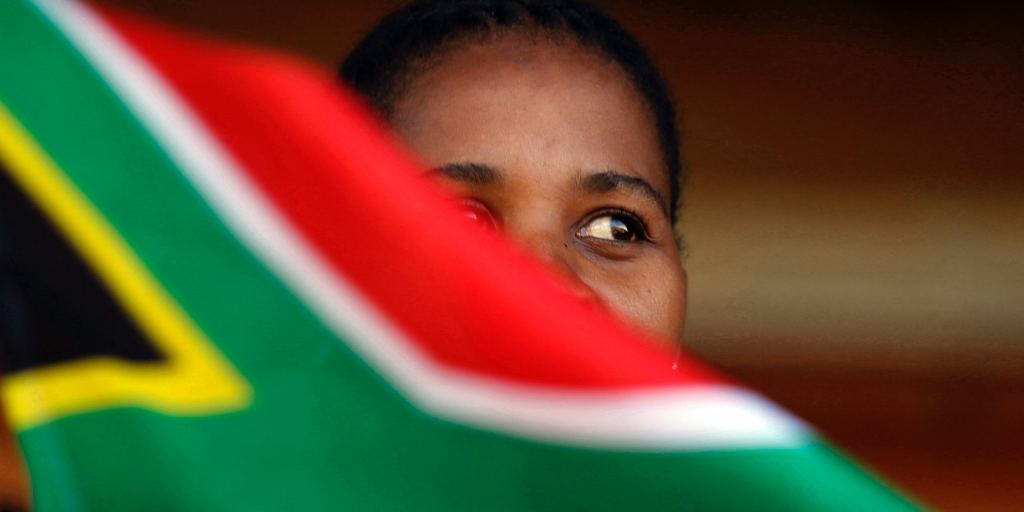En kvinna håller Sydafrikas flagga i samband med att nationen firar Freedom Day, den 27 april.