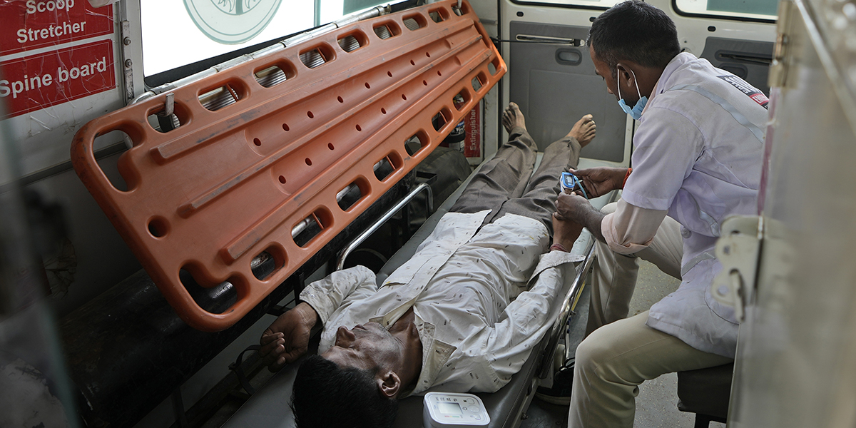 Under en värmebölja i juni hämtades personer med ambulans från i byn Mirchawa i Indien.