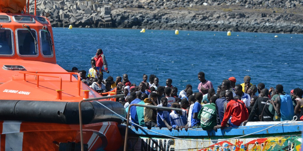Migranter väntar på att få gå i land från en liten båt i La Restinga på ön El Hierro.