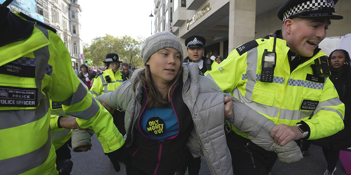 Greta Thunberg förs bort av poliser under protesten Oily Money Out utanför Intercontinental Hostel, i London, tisdagen den 17 oktober 2023.