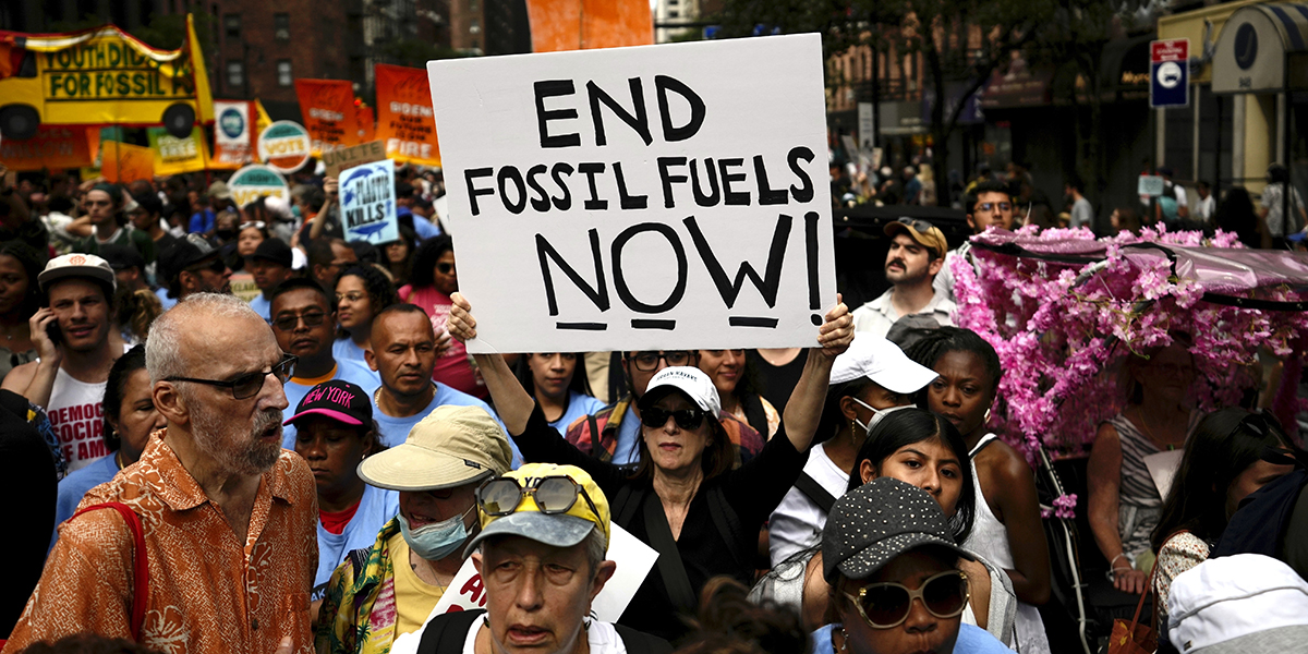 Demonstration under klimatveckan i New York kräver ett stopp för fossila bränslen.