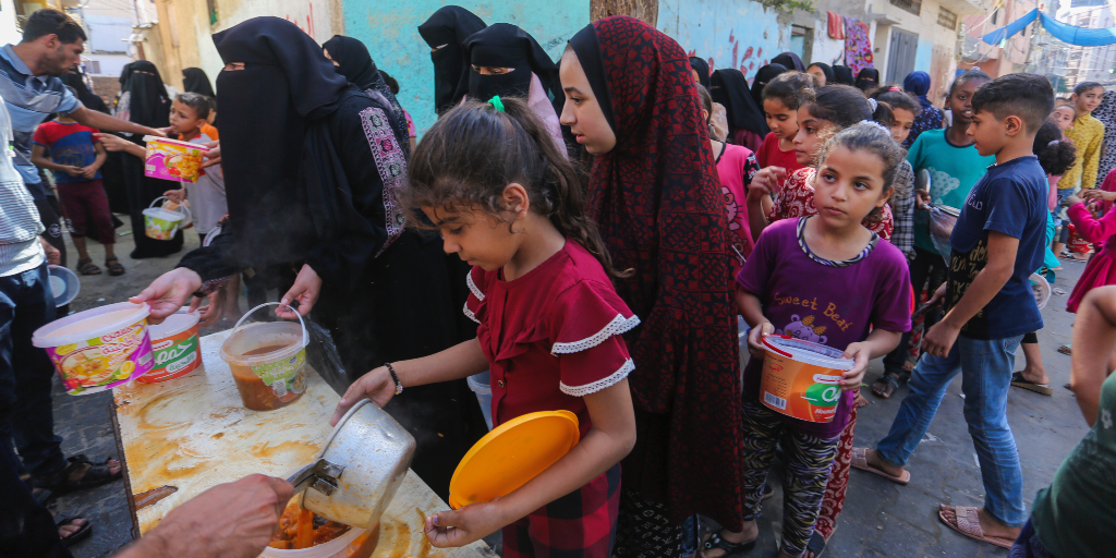 Palestinska barn köar i Rafah i södra Gazaremsan för att få mat på onsdagen.