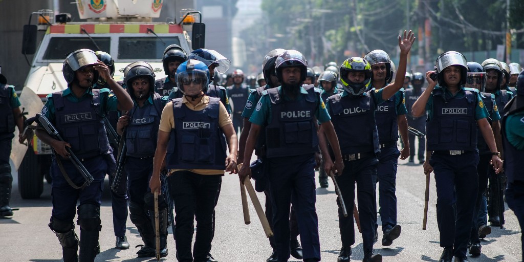 Kravallutrustad polis sätts ofta in mot demonstranter i Bangladesh.