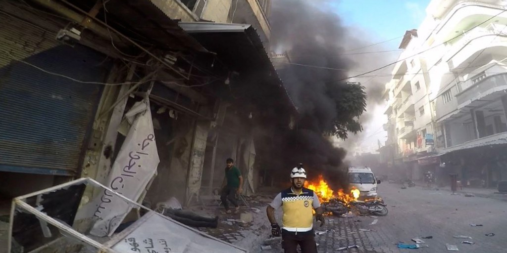 Syriska Vita hjälmarna försöker rädda folk efter en attack mot Jisr al-Shoughour väster om staden Idblib i Syrien.