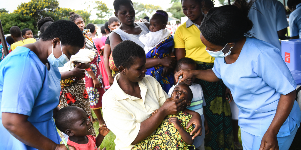 Ett barn får poliovaccin i Malawi i mars 2022.
