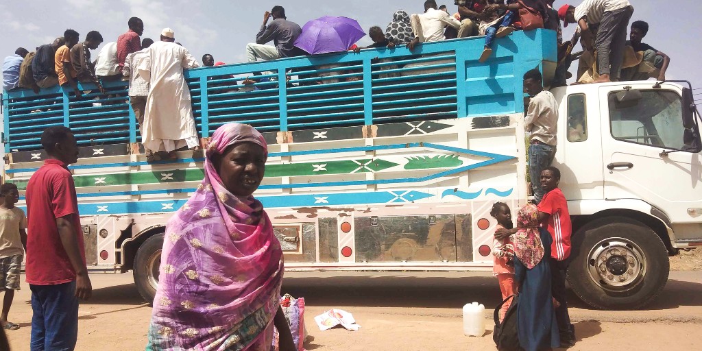 Människor gör sig redo att lämna Sudans huvudstad Khartoum i juni i år.