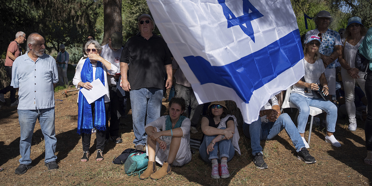  Människor samlade för begravningen av den kanadensisk-israeliska fredsaktivisten Vivian Silver.