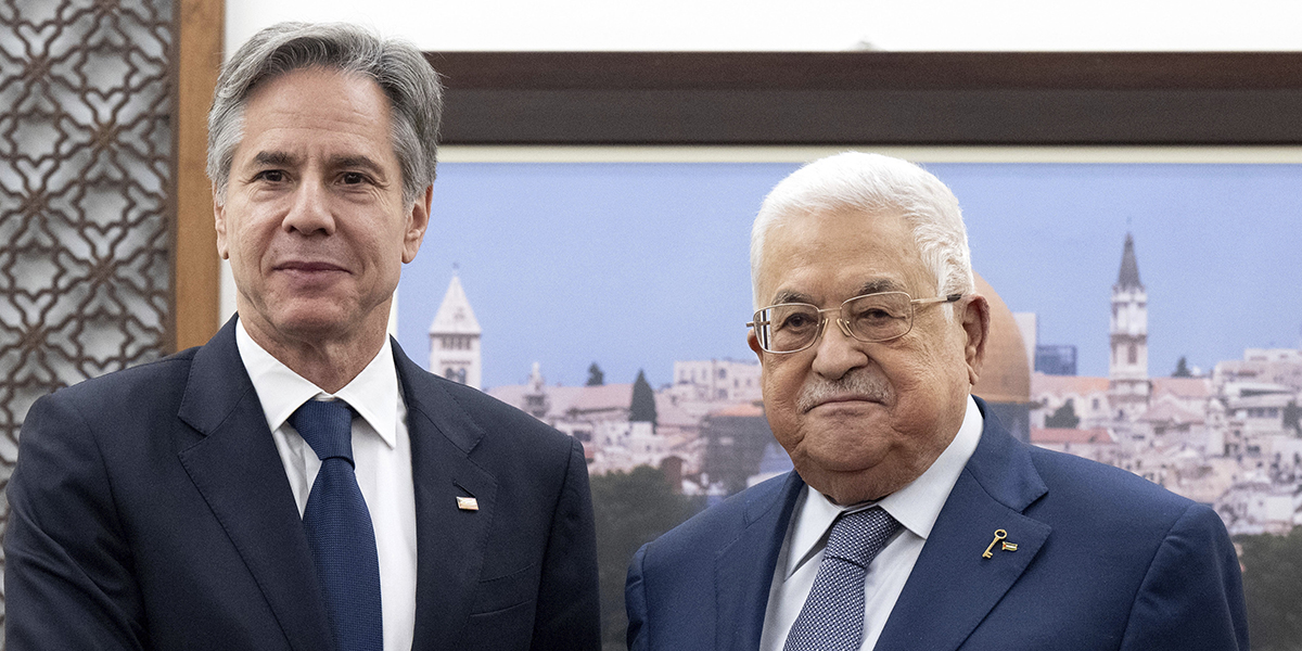 Palestinska myndigheternas ledare Mahmud Abbas (till höger) med USA:s utrikesminister Antony Blinken.