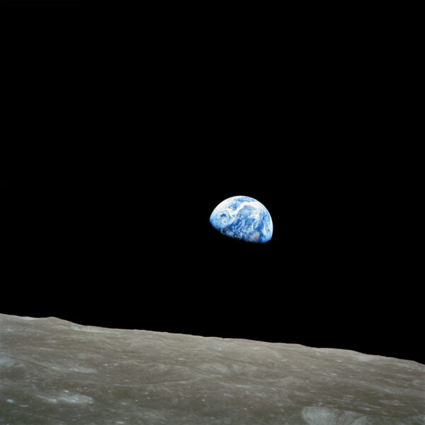 Earthrise är ett fotografi av jorden och en del av månens yta som togs från månens omloppsbana av astronauten William Anders den 24 december 1968, under Apollo 8-uppdraget.