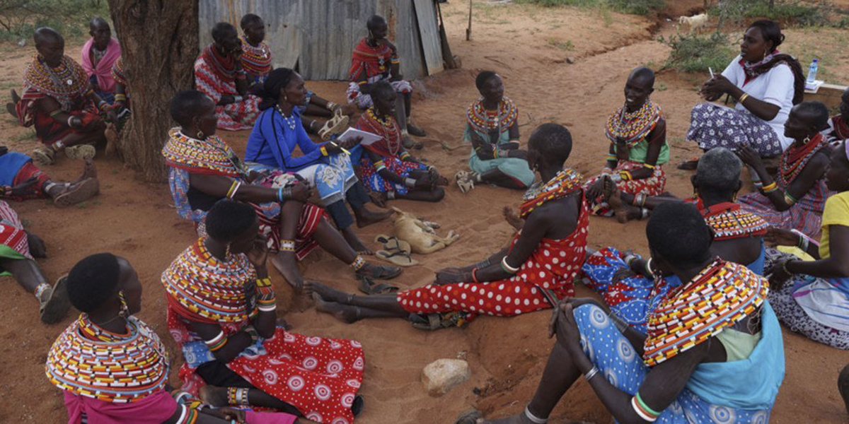 Kvinnor från Samburu, Kenya, samlas för en diskussion där de offentligt säger nej till kvinnlig könsstympning.