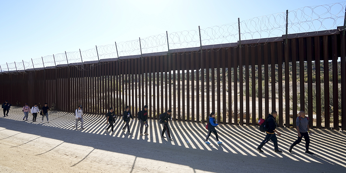 Migranter på gränsen mellan USA och Mexiko.