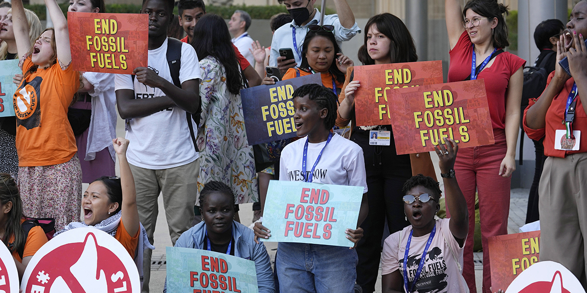 Protest mot fossila bränslen vid FN:s klimattoppmöte COP28, tisdagen den 5 december 2023, i Dubai, Förenade Arabemiraten.