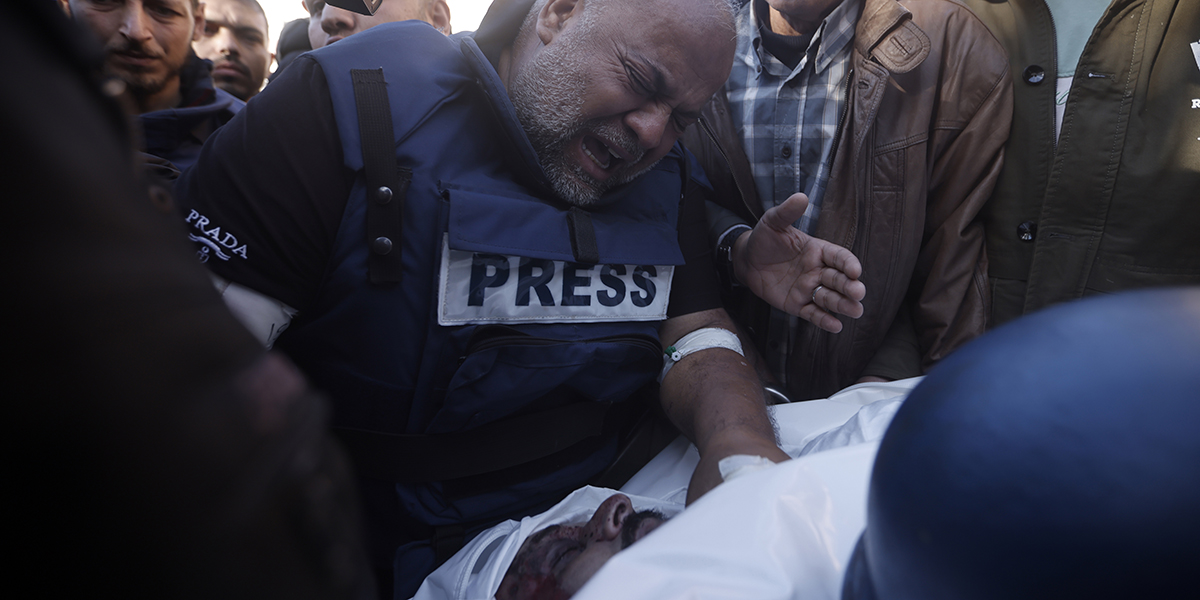 Al Jazeera-korrespondent Wael Dahdouh, sörjer sin döde kollega och Al Jazeeras kameraman, Samer Abudaq, som dödades av ett israeliskt luftangrepp i staden Khan Younis, södra Gazaremsan.