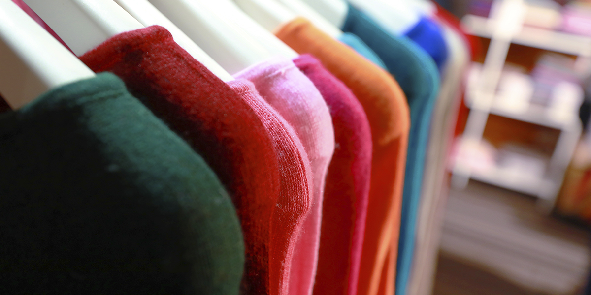 EU antar historisk lagstiftning för att stoppa förstörelse av osålda kläder och främja en mer hållbar textilindustri.