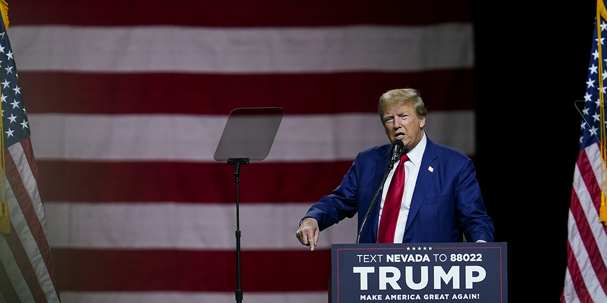 Expresident Donald Trump framträder inför väljare i Reno i delstaten Nevada.