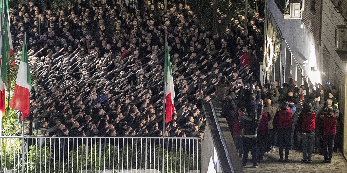 Hundratals samlades för att göra fascisthälsningen den 7 januari.