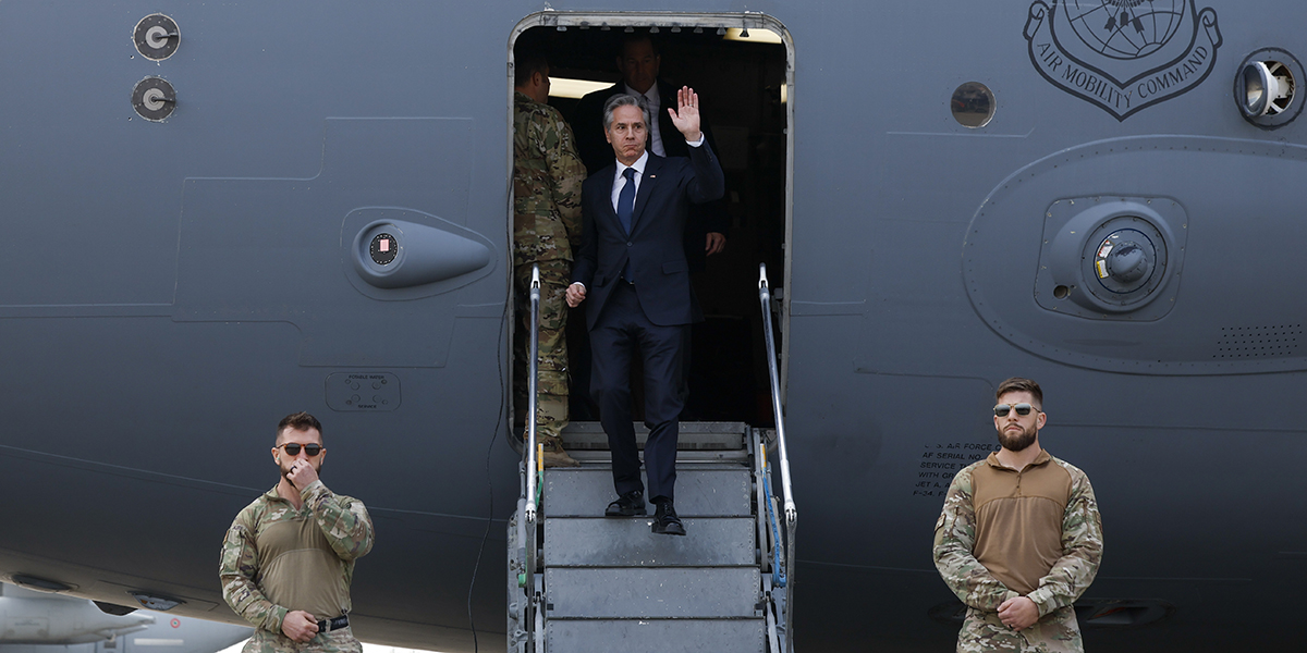 USA:s utrikesminister Antony Blinken lämnar ett plan när han anländer till Kairo, under sin veckolånga resa som syftar till att lugna spänningarna över Mellanöstern, torsdagen den 11 januari 2024.