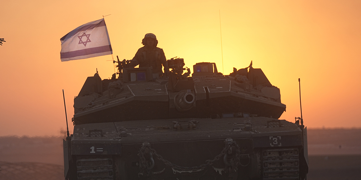Israeliska stridsvagnar beger sig mot gränsen till Gazaremsan i södra Israel torsdagen den 12 oktober 2023.
