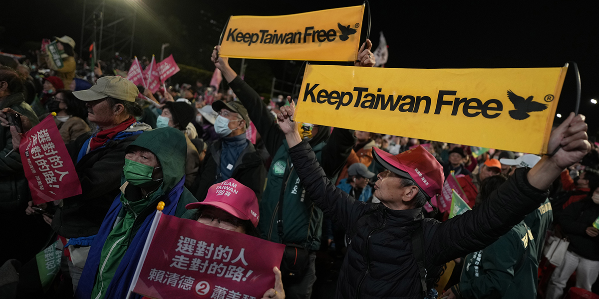 Anhängare av Taiwans demokratiska progressiva partis, Taiwan Democratic Progressive Party, (DPP) presidentkandidat jublar under en demonstration i Taipei, Taiwan torsdagen den 11 januari 2024 inför presidentvalet på lördag.