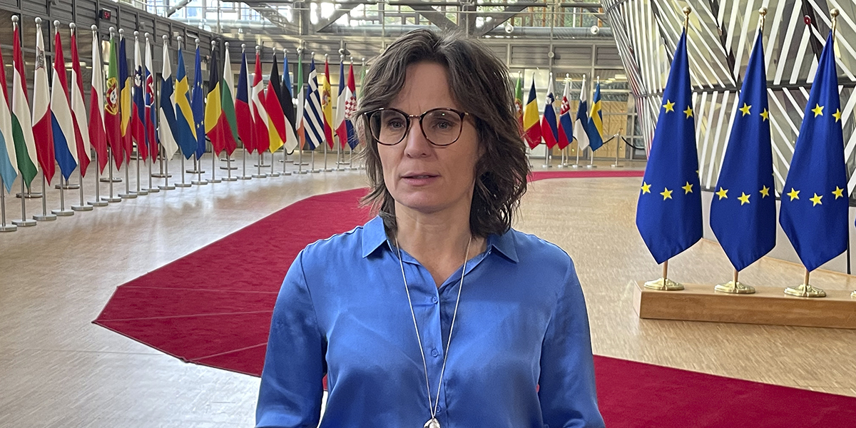 EU-minister Jessika Roswall på väg in till ministermöte i Bryssel.