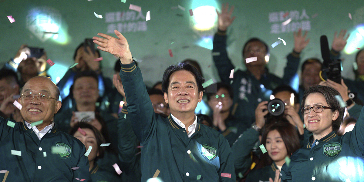 Taiwans vicepresident Lai Ching-te, även känd som William Lai, vänster, firar sin seger med vicepresident Bi-khim Hsiao i Taipei, Taiwan, lördagen den 13 januari 2024.