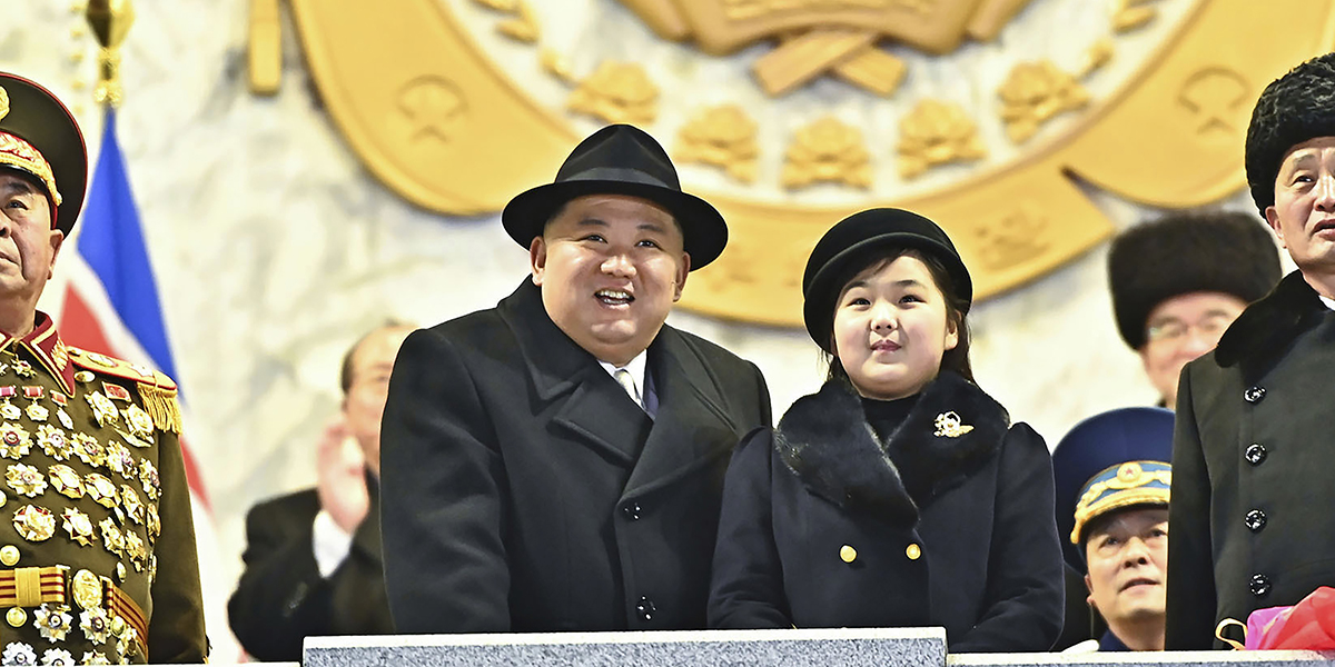 Nordkoreas ledare Kim Jong Un och dottern Kim Ju Ae deltar i en militärparad för att markera 75-årsdagen av den koreanska folkarméns grundande på Kim Il Sung-torget i Pyongyang, Nordkorea den 8 februari.