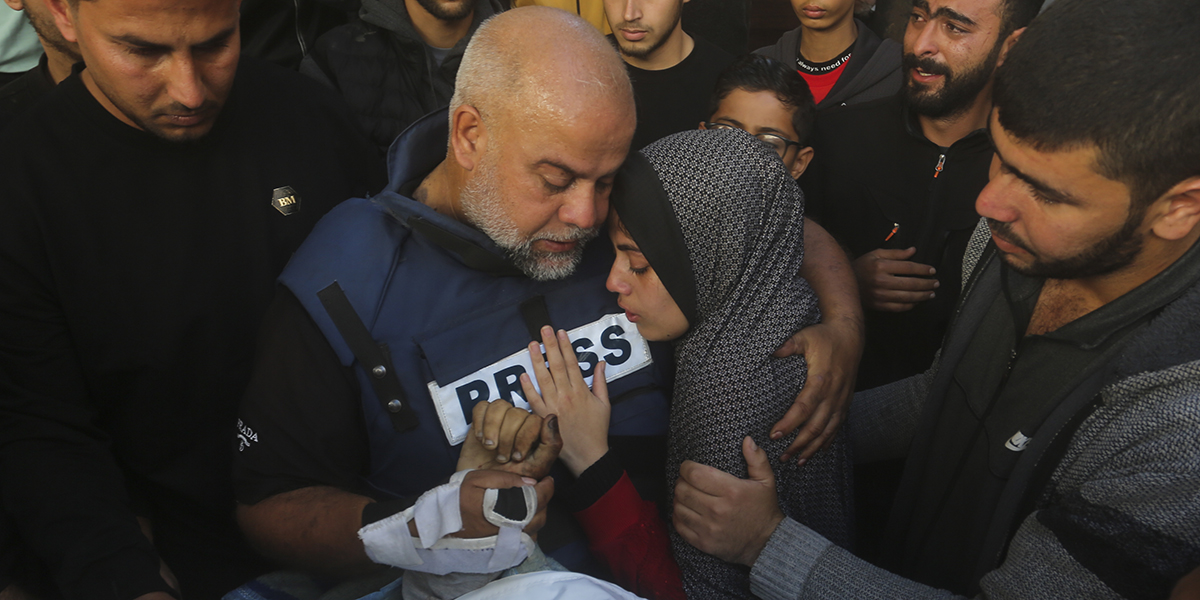 Al Jazeera-journalisten Wael Dahdouh håller sin son Hamzas hand, som också arbetade för Al Jazeera och som dödades i ett israeliskt flygangrepp i Rafah, Gazaremsan, söndagen den 7 januari 2024.