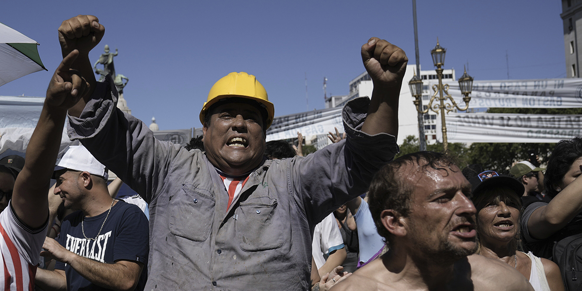Människor samlas utanför kongressen under generalstrejken mot de ekonomiska reformer och arbetsreformer som föreslagits av den argentinske presidenten Javier Mileis regering i Buenos Aires, Argentina, onsdagen den 24 januari 2024.