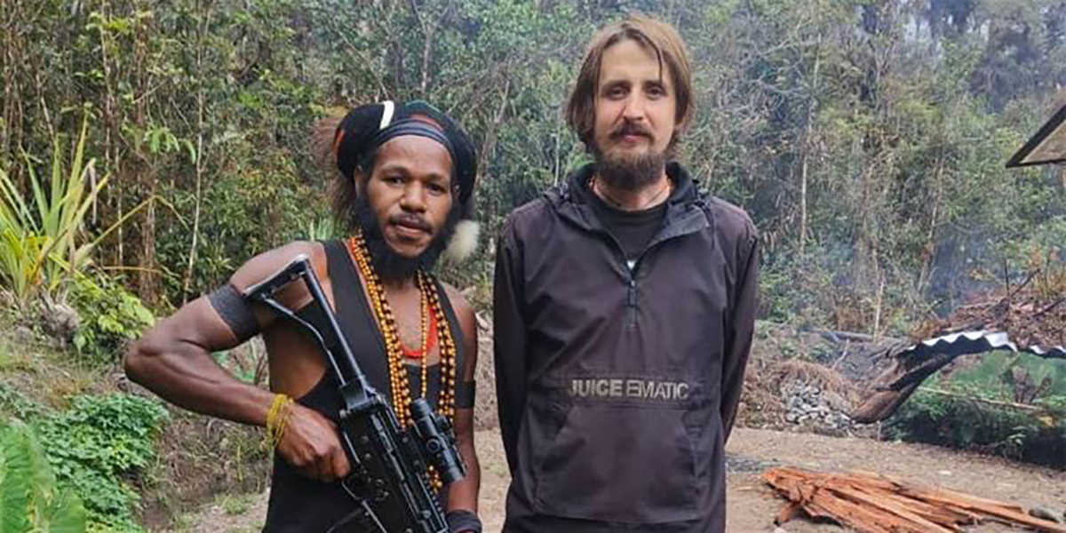 Free Papua Movement (OPM) släppte nya bilder och videor med kidnappade Philip Mehrtens onsdagen den 7 februari 2024.