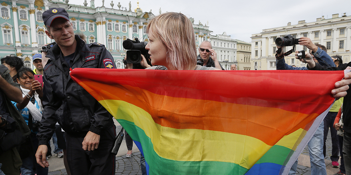 En person protesterar för hbtqi-personers rättigheter i S:t Petersburg 2015.