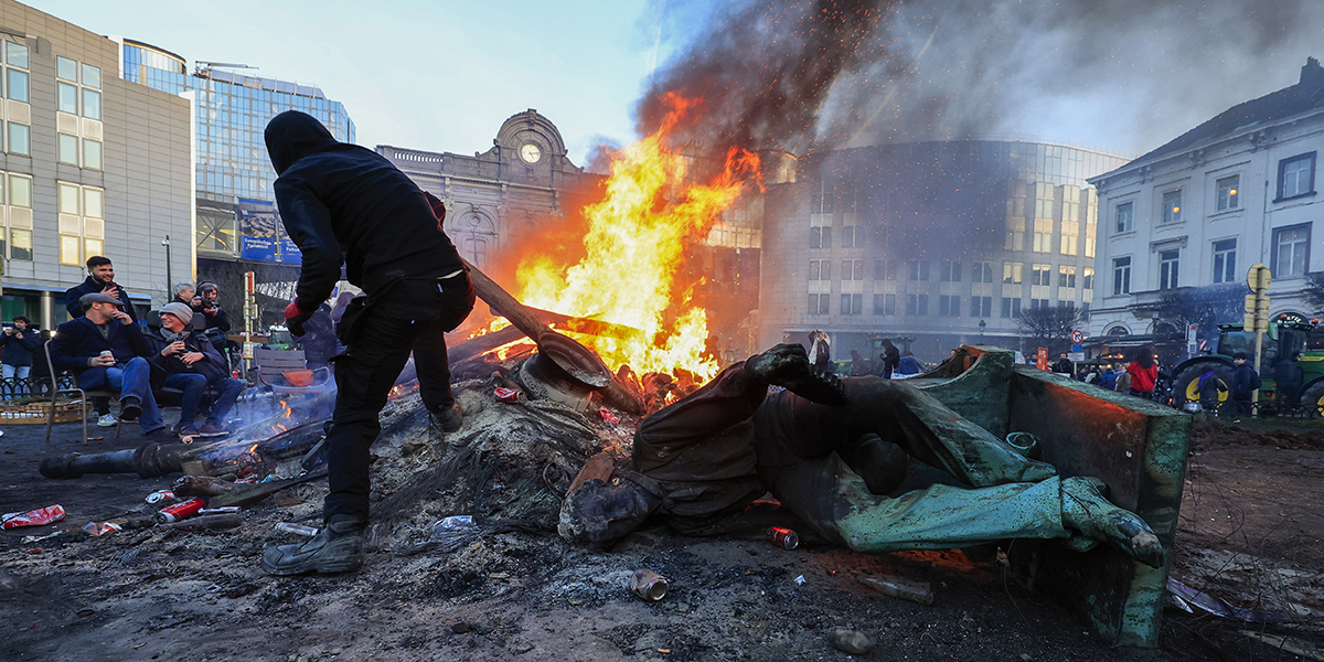 Eldsvådor, traktorer, skräp och en raserad staty på torget utanför EU-parlamentet i Bryssel efter ilskna bondeprotester den 1 februari.