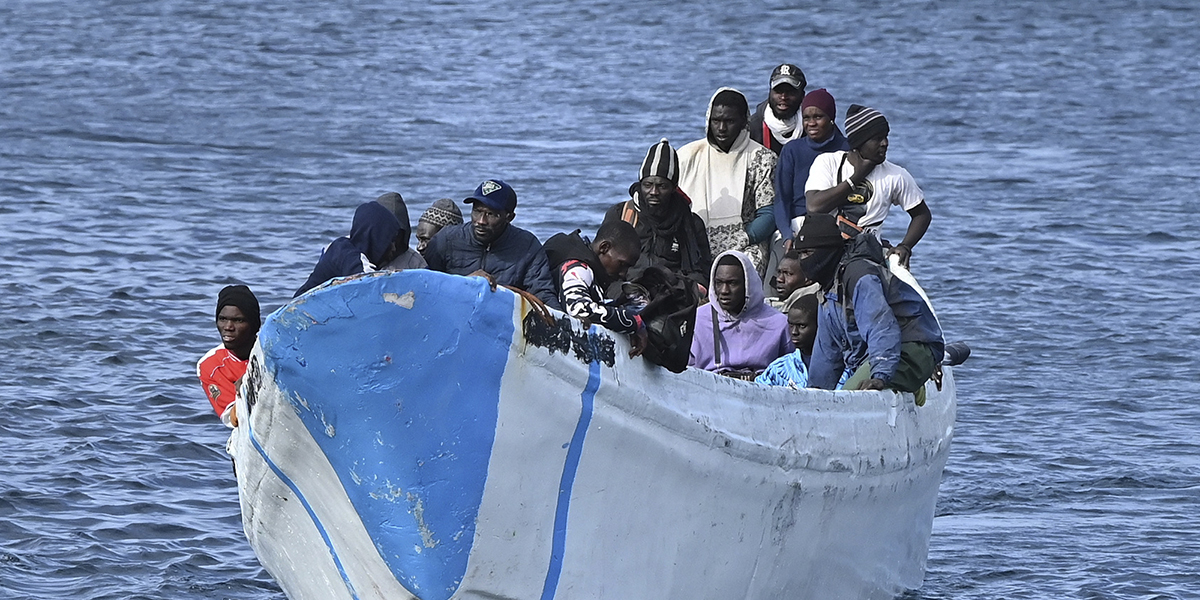 Migranter på väg att anlända i en liten båt till kanarieön El Hierro i söndags.