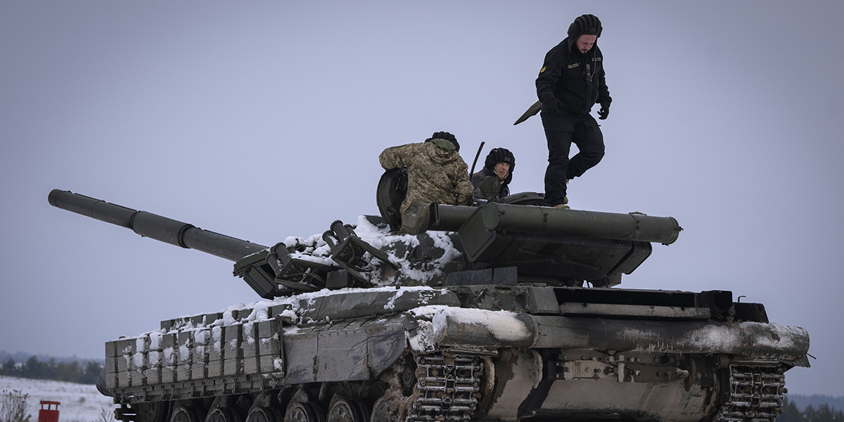 Ukrainska soldater övar på en stridsvagn.