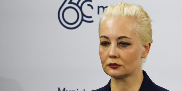 Julia Navalnaja tittar