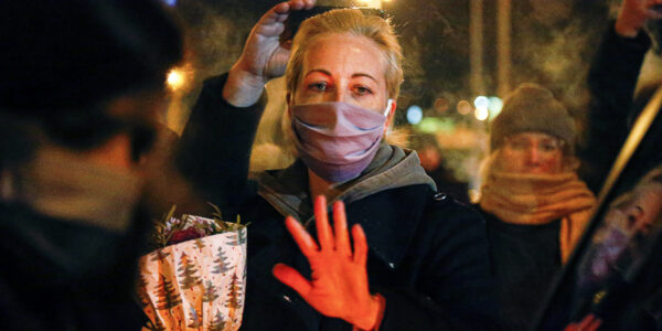 Julia Navalnaja gestikulerar