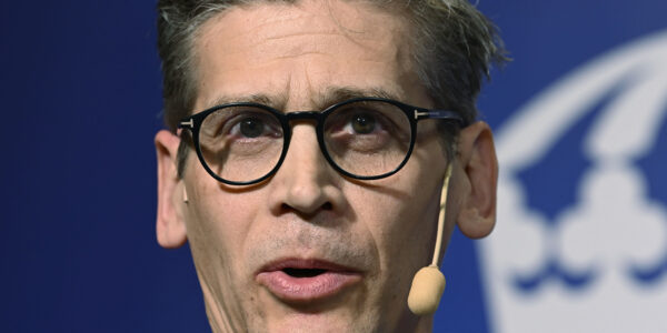 Säpo: Fler hemliga agenter reser in Spioner från främst Ryssland är ett stort säkerhetshot mot Sverige, enligt Säpo. – Vi ser mycket mer inresande personer knutna till underrättelsetjänster, säger Daniel Stenling, chef för kontraspionage. Med Natomedlemskapet kan det hotet öka ytterligare. SVERIGE | Säpo konstaterar i sin nya lägesbild att Ryssland är det största hotet mot svensk säkerhet. Även Kina och Iran pekas ut som fortsatt stora hot. Det här är länder som spionerar, kartlägger och inhämtar underrättelser om Sverige, men även bedriver säkerhetshotande aktiviteter som påverkansoperationer och cyberattacker. Agerandet är offensivt och gränserna för vad de är beredda att göra, för att få tag på exempelvis teknik eller planera sabotage, flyttas hela tiden fram, enligt Säpo. – Det är naturligtvis oroväckande för oss, säger operativa chefen Fredrik Hallström. Fler reser in Främmande makt försöker på flera olika sätt öka sin närvaro i Sverige. – Man använder företag som underrättelseplattformar, vi ser mycket mer inresande personer knutna till underrättelsetjänster som kommer in kortare perioder och gör saker, och vi ser betydligt mer teknisk inhämtning, säger chefen för kontraspionage Daniel Stenling. Han pekar även på att Sverige används av främmande makt för att härifrån begå cyberangrepp mot andra länder, som man sedan kan förneka. Säpo har utrett flera sådana fall. – Din hemmarouter kan rent krasst användas av Kina eller Ryssland för att begå angrepp på skyddsvärden i ett annat europeiskt land, allt från parlament till myndigheter och företag. Det svenska Natomedlemskapet kan skapa ett ännu högre spioneriintresse för Sverige. – Vi vet att ett svenskt Natomedlemskap är av stort intresse för Ryssland, framför allt vilken roll Sverige skulle ha och vilken förmåga Sverige kommer att leverera, säger Stenling. Sverige ny spelplan Säpo pekar även på hot kopplade till Arktis och rymden, som påverkar svenska intressen. Stenling framhåller att Kiruna har Europas enda rymdbas i form av Esrange. En konsekvens kan bli att Sverige bli en ny spelplan för spioner. – Ja, det är vår lärdom i varje fall, att vi måste leta efter underrättelsenärvaro från antagonistiska länder i Sverige, också utifrån att det kan finnas andra länders intressen här som vi behöver skydda, säger Stenling. Säpos bedömning är att det allvarliga säkerhetsläget kommer att bestå under en längre tid. – Hoten är komplexa och i allt större utsträckning ser vi att de går in i varandra och förstärker varandra. Det innebär ett ökat tryck på det svenska samhället, säger säkerhetspolischef Charlotte von Essen. Anja Haglund/TT Peter Wallberg/TT Daniel Stenling, chef Säkerhetspolisens kontraspionage. Foto: Henrik Montgomery/TT Säpo: Fler hemliga agenter reser in Spioner från främst Ryssland är ett stort säkerhetshot mot Sverige, enligt Säpo. – Vi ser mycket mer inresande personer knutna till underrättelsetjänster, säger Daniel Stenling, chef för kontraspionage. Med Natomedlemskapet kan det hotet öka ytterligare. SVERIGE | Säpo konstaterar i sin nya lägesbild att Ryssland är det största hotet mot svensk säkerhet. Även Kina och Iran pekas ut som fortsatt stora hot. Det här är länder som spionerar, kartlägger och inhämtar underrättelser om Sverige, men även bedriver säkerhetshotande aktiviteter som påverkansoperationer och cyberattacker. Agerandet är offensivt och gränserna för vad de är beredda att göra, för att få tag på exempelvis teknik eller planera sabotage, flyttas hela tiden fram, enligt Säpo. – Det är naturligtvis oroväckande för oss, säger operativa chefen Fredrik Hallström. Fler reser in Främmande makt försöker på flera olika sätt öka sin närvaro i Sverige. – Man använder företag som underrättelseplattformar, vi ser mycket mer inresande personer knutna till underrättelsetjänster som kommer in kortare perioder och gör saker, och vi ser betydligt mer teknisk inhämtning, säger chefen för kontraspionage Daniel Stenling. Han pekar även på att Sverige används av främmande makt för att härifrån begå cyberangrepp mot andra länder, som man sedan kan förneka. Säpo har utrett flera sådana fall. – Din hemmarouter kan rent krasst användas av Kina eller Ryssland för att begå angrepp på skyddsvärden i ett annat europeiskt land, allt från parlament till myndigheter och företag. Det svenska Natomedlemskapet kan skapa ett ännu högre spioneriintresse för Sverige. – Vi vet att ett svenskt Natomedlemskap är av stort intresse för Ryssland, framför allt vilken roll Sverige skulle ha och vilken förmåga Sverige kommer att leverera, säger Stenling. Sverige ny spelplan Säpo pekar även på hot kopplade till Arktis och rymden, som påverkar svenska intressen. Stenling framhåller att Kiruna har Europas enda rymdbas i form av Esrange. En konsekvens kan bli att Sverige bli en ny spelplan för spioner. – Ja, det är vår lärdom i varje fall, att vi måste leta efter underrättelsenärvaro från antagonistiska länder i Sverige, också utifrån att det kan finnas andra länders intressen här som vi behöver skydda, säger Stenling. Säpos bedömning är att det allvarliga säkerhetsläget kommer att bestå under en längre tid. – Hoten är komplexa och i allt större utsträckning ser vi att de går in i varandra och förstärker varandra. Det innebär ett ökat tryck på det svenska samhället, säger säkerhetspolischef Charlotte von Essen. Anja Haglund/TT Peter Wallberg/TT Daniel Stenling, chef Säkerhetspolisens kontraspionage. Foto: Henrik Montgomery/TT Daniel Stenling, chef Säkerhetspolisens kontraspionage, tittar