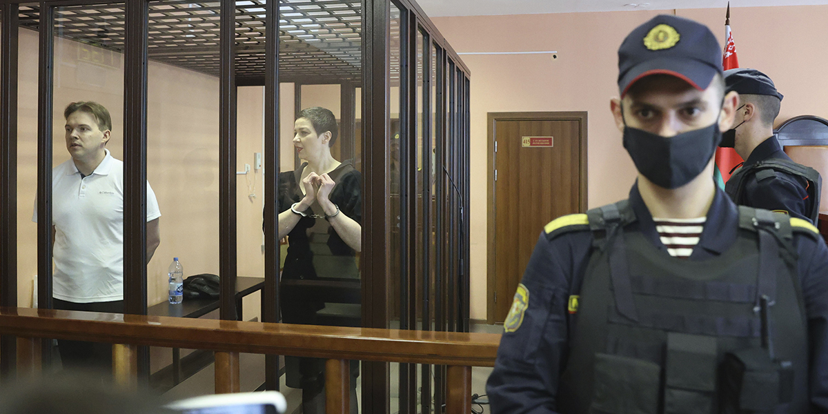 Aktivisten Maria Kolesnikova och advokaten Maksim Znak i rätten i Minsk.
