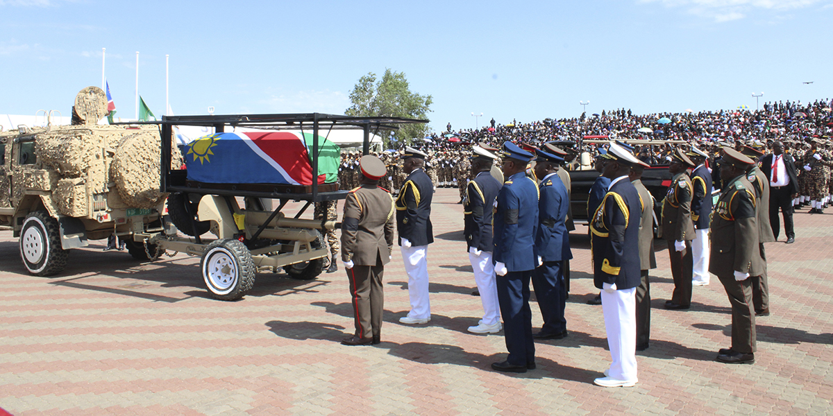 Namibias president Hage Geingob förs till sista vilan i huvudstaden Windhoek.