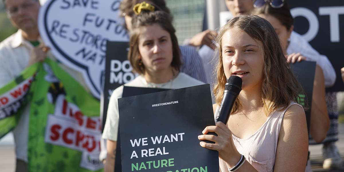 Svenska klimataktivisten Greta Thunberg utanför EU-parlamentet