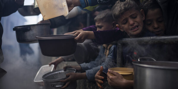 barn på jakt efter mat i Rafah, södra Gaza.