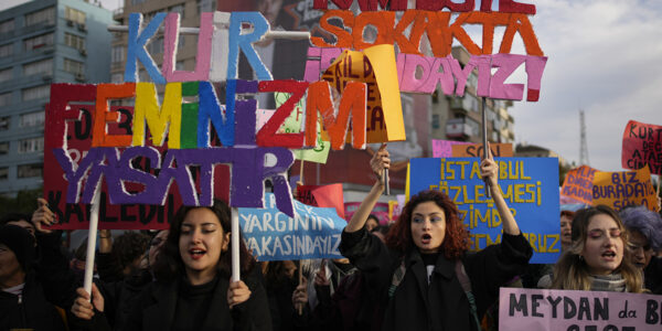 Kvinnor protesterar med plakat